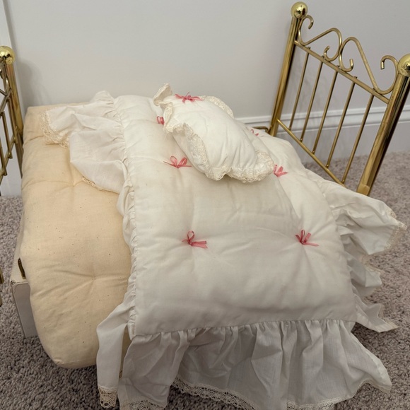 Pleasant Company Vintage 1994 American Girl Collection Brass Bed, Bedding - Picture 5 of 6